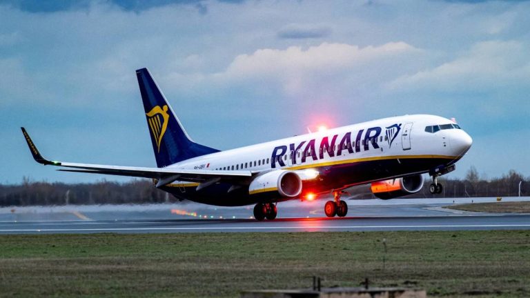 Ryanair plane stormed by bailiffs over unpaid traveler compensation
